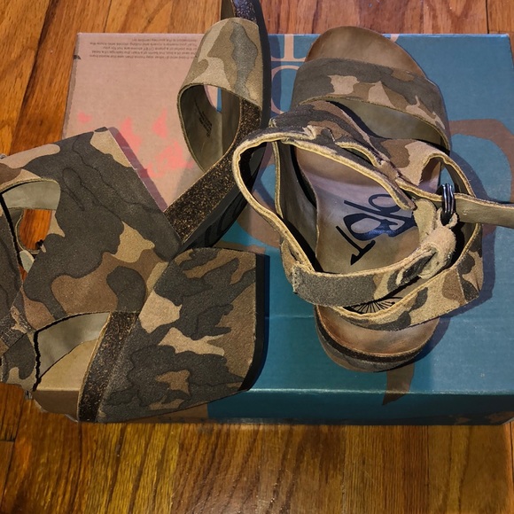Camo Sandals - Picture 3 of 3